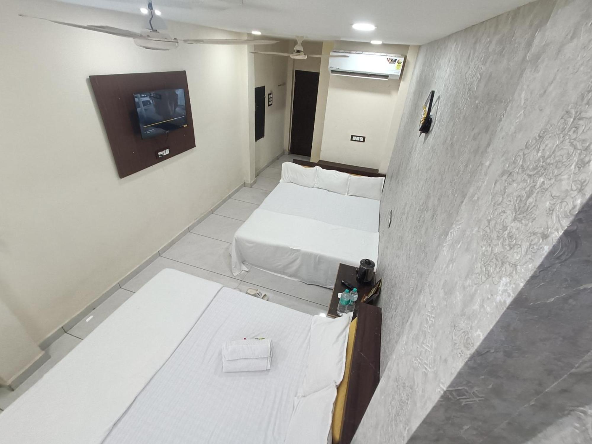 Ginger Hotels Ujjain Tower Kshipra Inn-Family Stay Airconditioned Hotel מראה חיצוני תמונה
